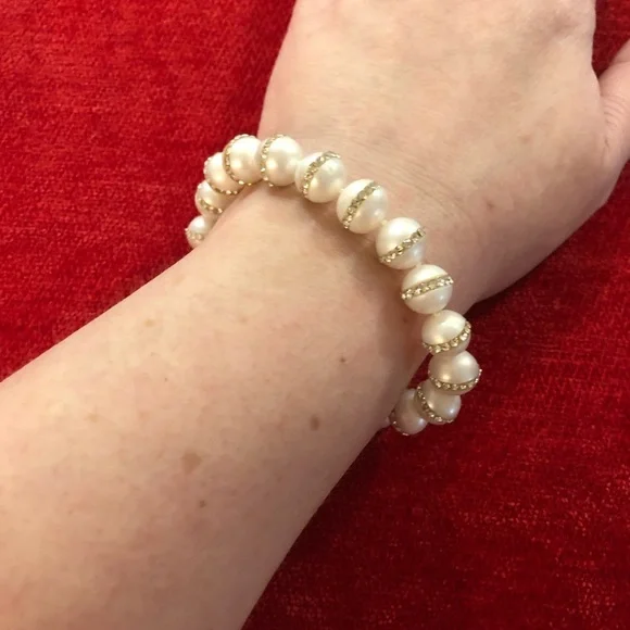 Elegant Pearl and Crystal Bracelet - Picture 10 of 10